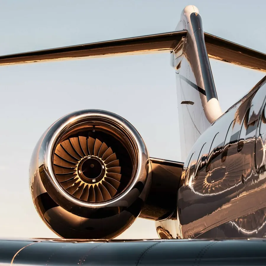 Turbina e cauda de um jato executivo ao entardecer