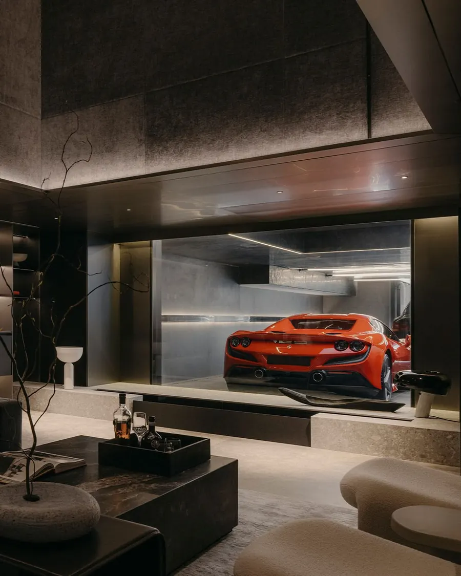 Sala de estar de alto padrão com garagem envidraçada e carro esportivo vermelho